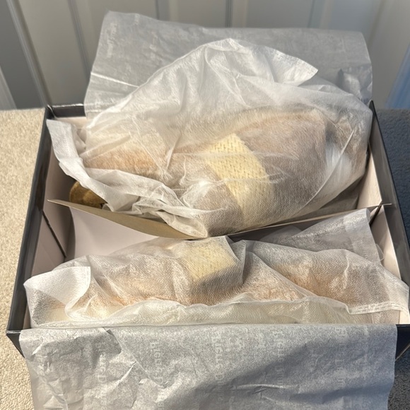 NIB Pierre Dumas Cream Mules with Woven Strap and Heeled Sole - Picture 9 of 10